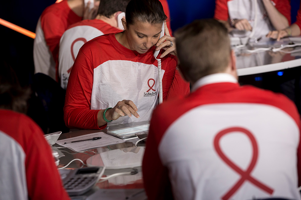 Bénévole répondant au 110 pendant le Sidaction.